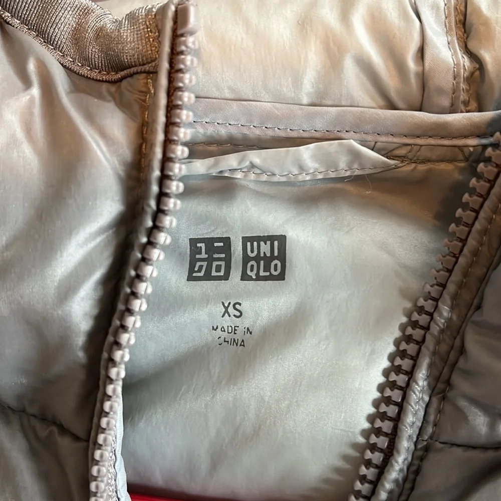 UNIQLO silver ultra light down puffer jacket zippered pockets size XS packable - Picture 3 of 9